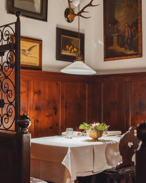 Angolo accogliente con tavolo apparecchiato e pannelli di legno